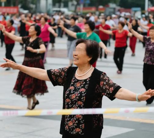 楼下天天霸占空地的广场舞大妈们，这回彻底慌了神。就在8月15日，一道专门治噪音扰