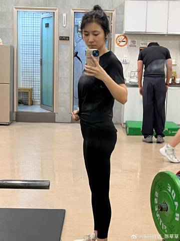 健身房我一直很喜欢看一个小姐姐锻炼<br />每次我都看她对我教练说什...