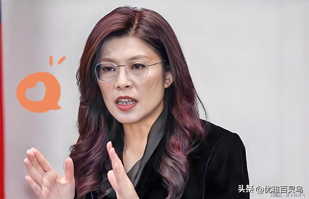 郑丽文这次的表现，评论区清一色都在吐槽，说这位昔日名嘴水平暴跌，竟然全程低头照本