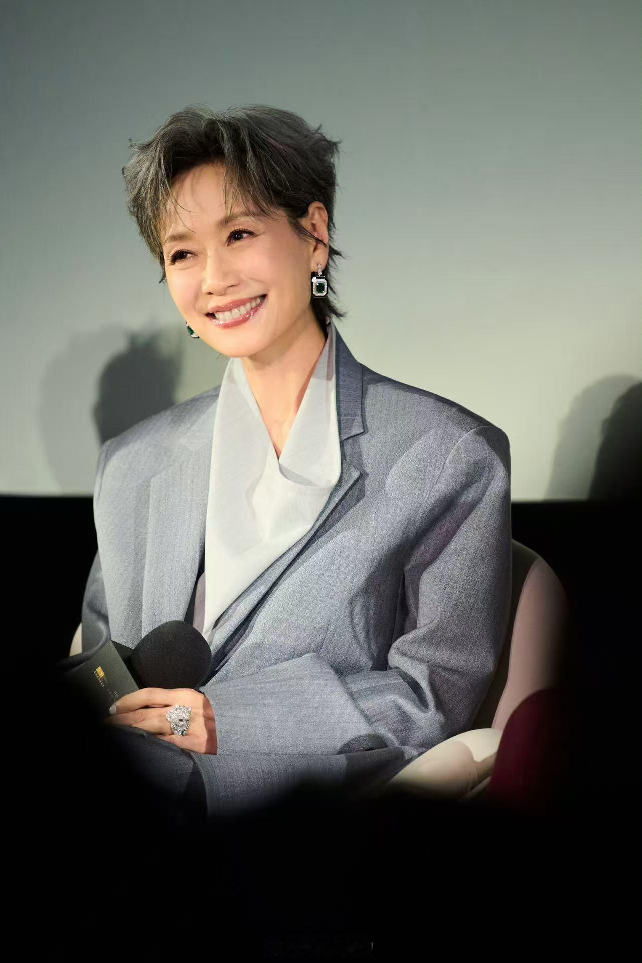 闫妮右手叶童左手倪虹洁终于等到闫妮的新电影，搭档叶童与倪虹洁太惊喜。聚焦退休女性