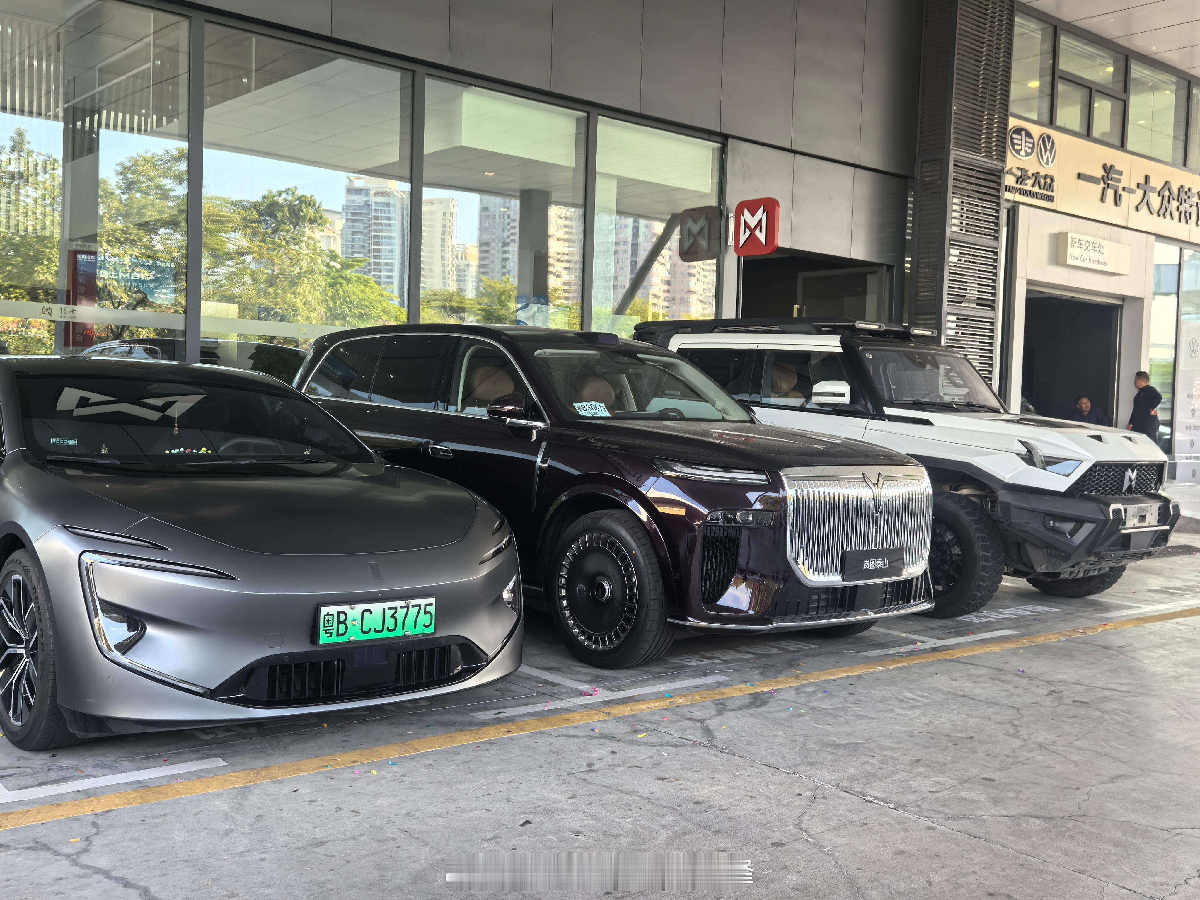 昨天路过经销商门口，忍不住拍了一张：点赞中国设计