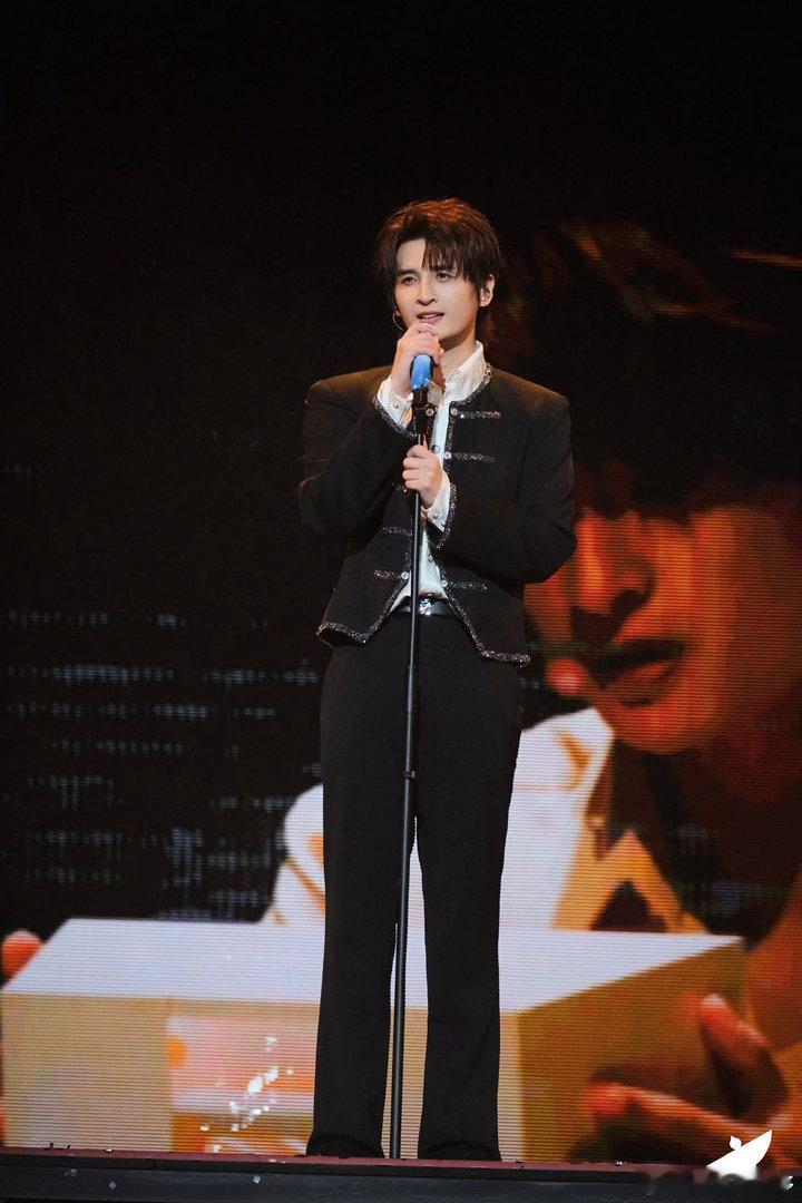 两首歌串联张远的10年 从15年第一次solo舞台到25年万人演唱会，正好十年。