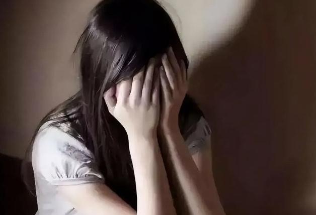 榆林一美女乘顺风车，结果司机看美女长得实在太俊心生邪念，见四下无人后想要侵犯美女