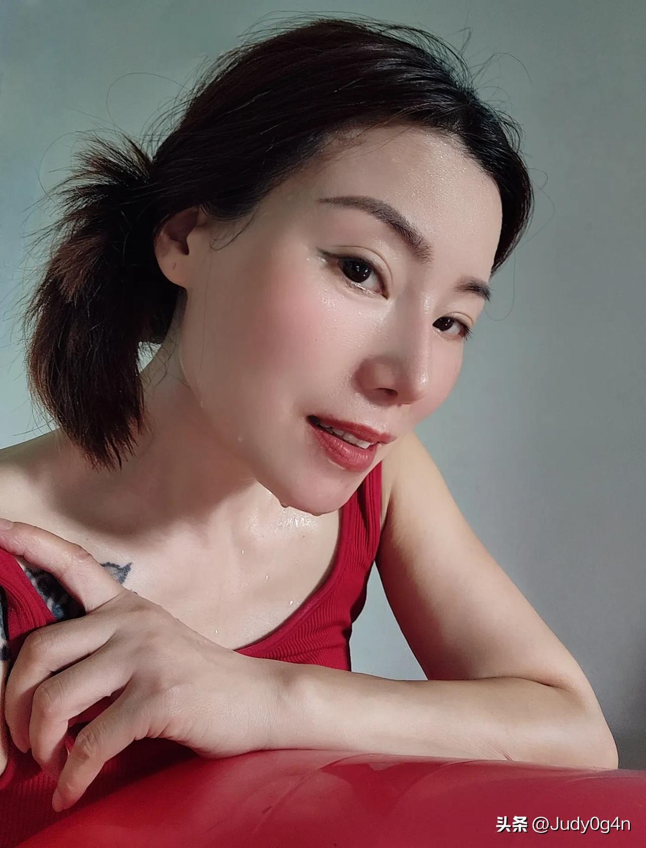 瑜伽后大汗淋漓的感觉真爽！汗水自愈 自律的辣娇 打造锁骨线 好身材练起来