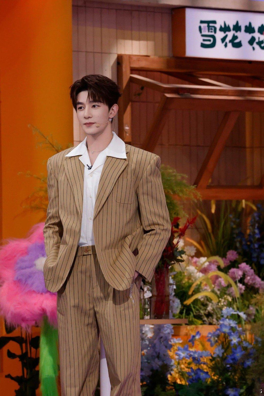 #你好星期六全员passion# 条纹休闲西装刚好衬托出了高挑的身形 在线观看你