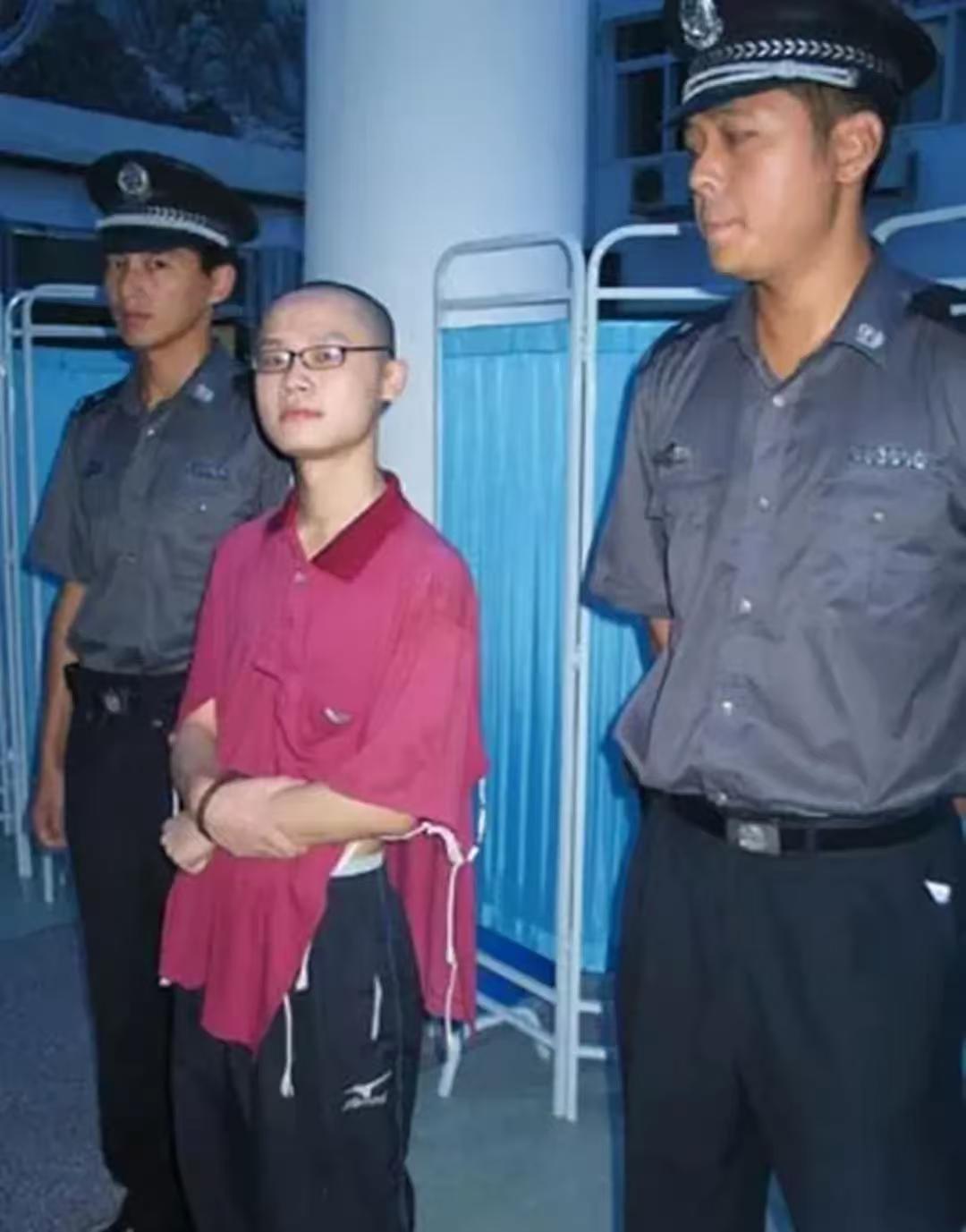 他笑着说了句“姐，去我那儿坐坐吧”，然后强奸了给他补课的女老师

2004年11