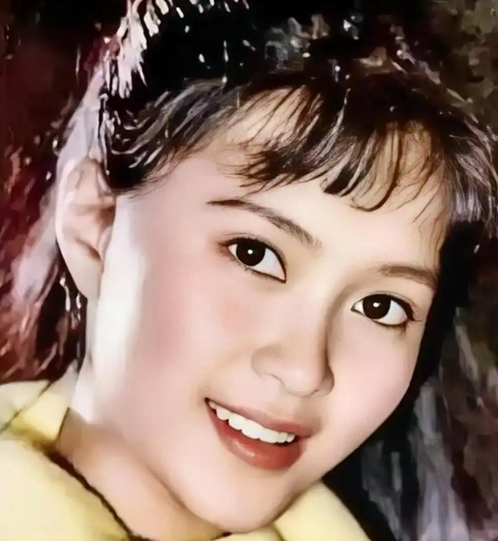 她爸是文化部局级干部，她妈是中央音乐学院教授，外祖父是民国东北军高级将领。这样的