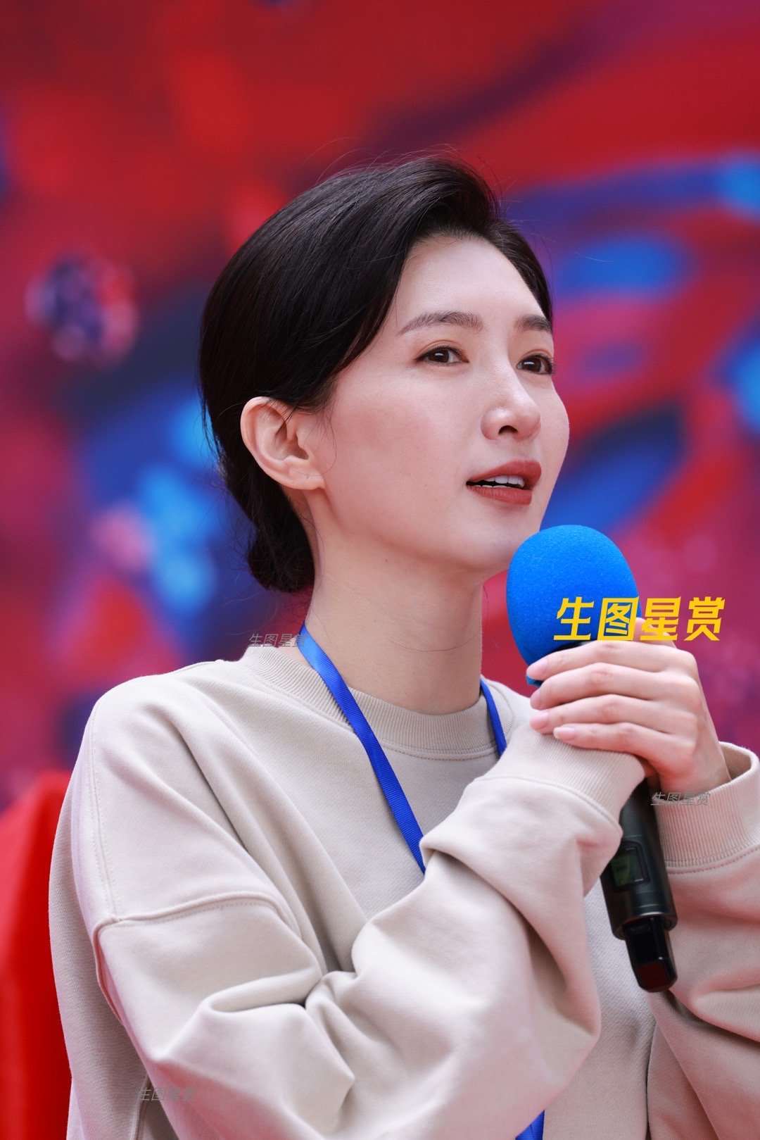 江疏影新剧夜色正浓开机仪式，江江好优越的天鹅颈🦢，五官好立体[送花花][惊奇队