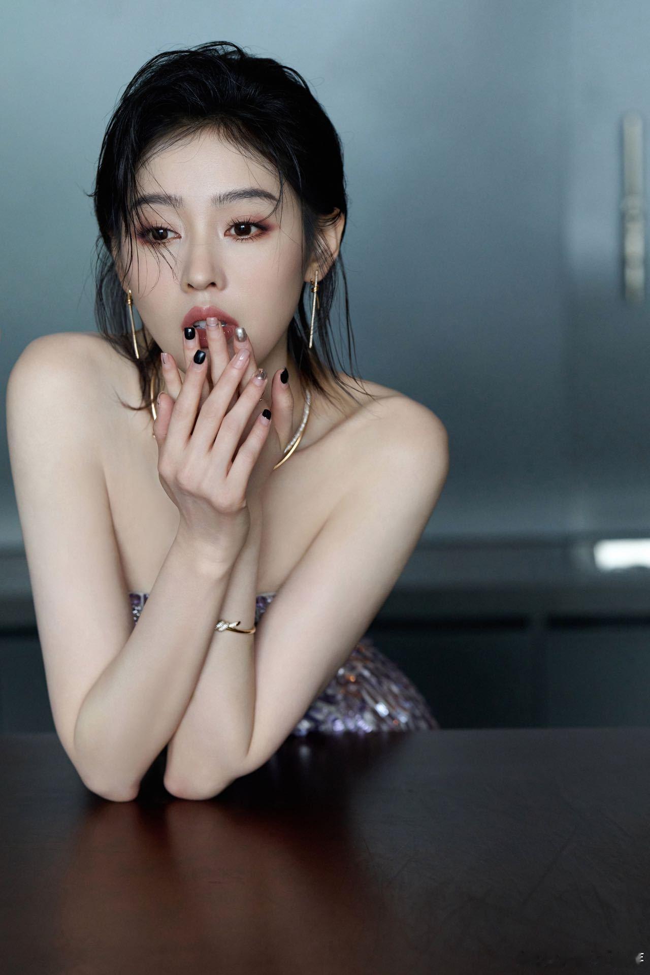 张天爱这银紫渐变亮片礼服也太绝了，清冷中带着梦幻，像从童话里游出来的人鱼神女，这
