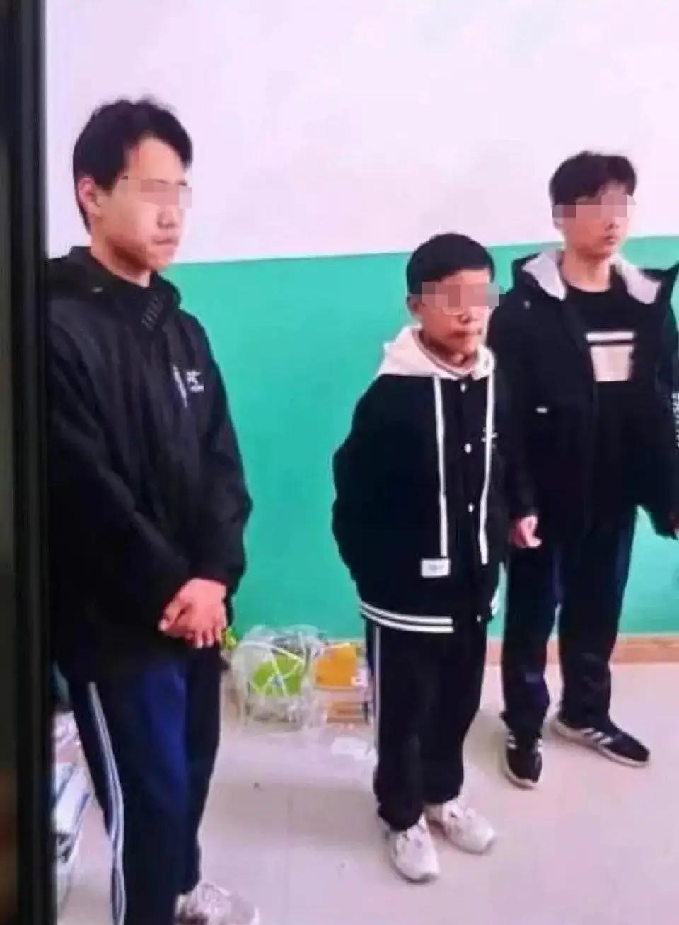 细思极恐！据知情人爆料，埋被害孩子的坑很深，三名学生不可能完成，因此家长也被怀疑