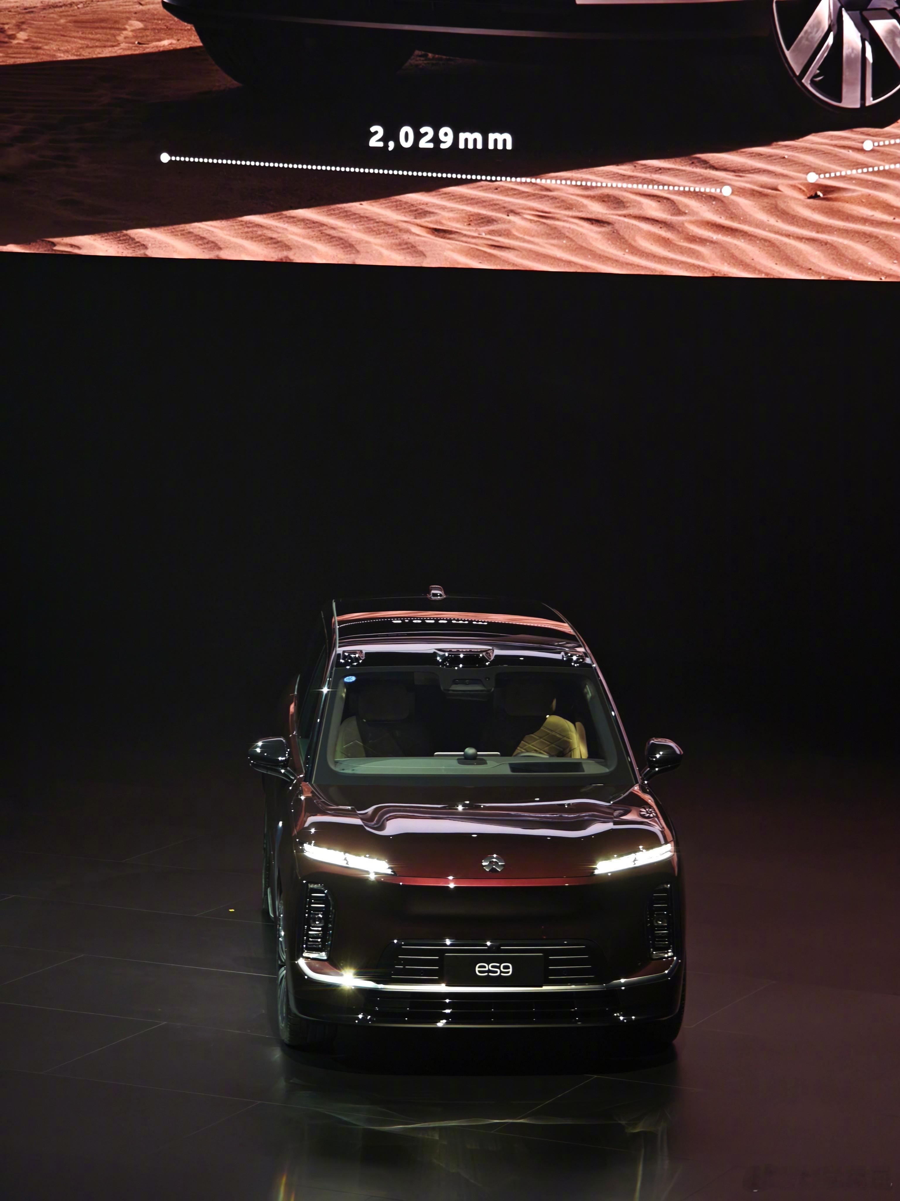 中国最大的纯电 SUV ！ 蔚来ES9真的大，气场在这么大的发布会场地里完全不虚