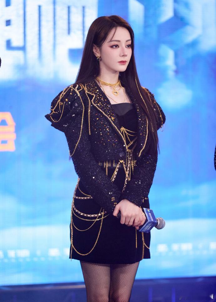 迪丽热巴暗夜黑金look迪丽热巴黑金交织look黑金交织如暗夜星辰，精准破译案件
