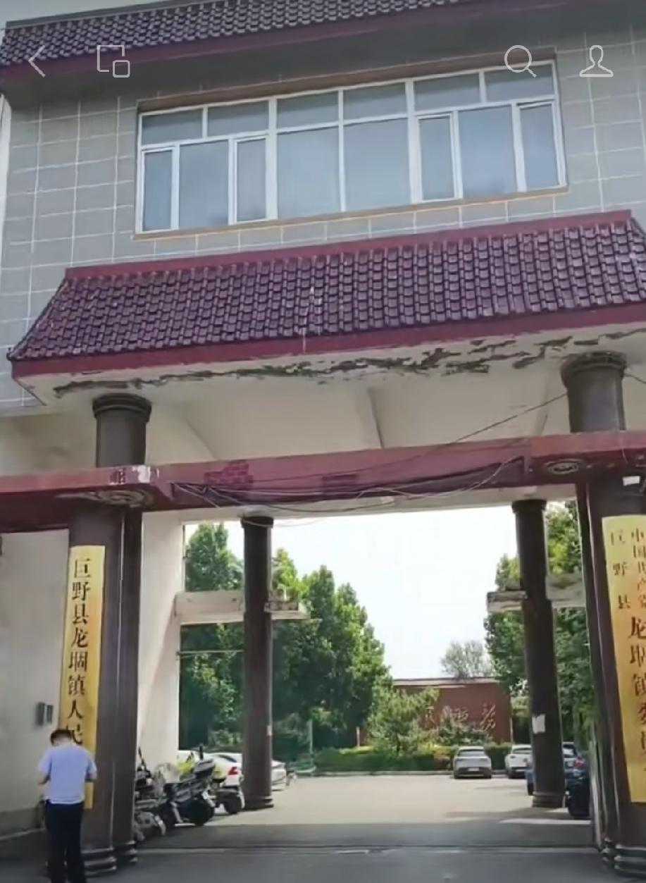 巨野县龙堌镇王寨村

明洪武年间，王氏祖显举从浙江绍兴迁至济宁，明建文三年（14