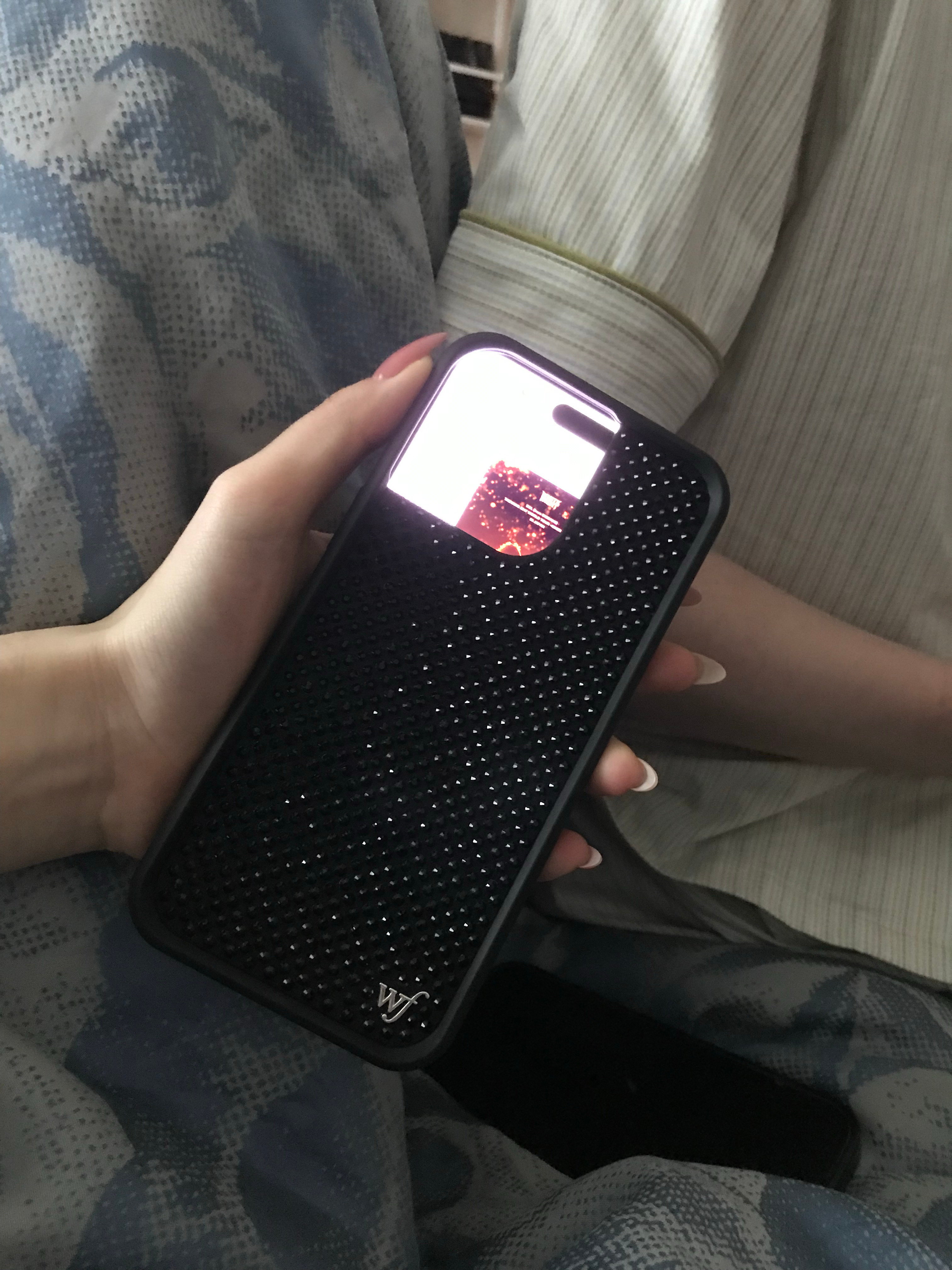 叫这男的给我套一下手机壳 