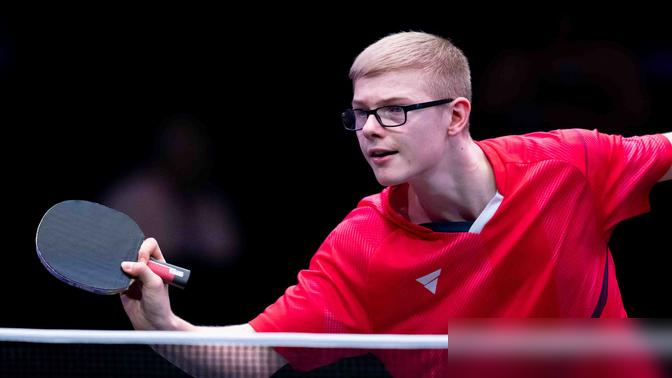 他刚用球拍砸烂了场边的LED屏，红牌罚单立刻送到手上。这个被中国球迷宠上天的法国