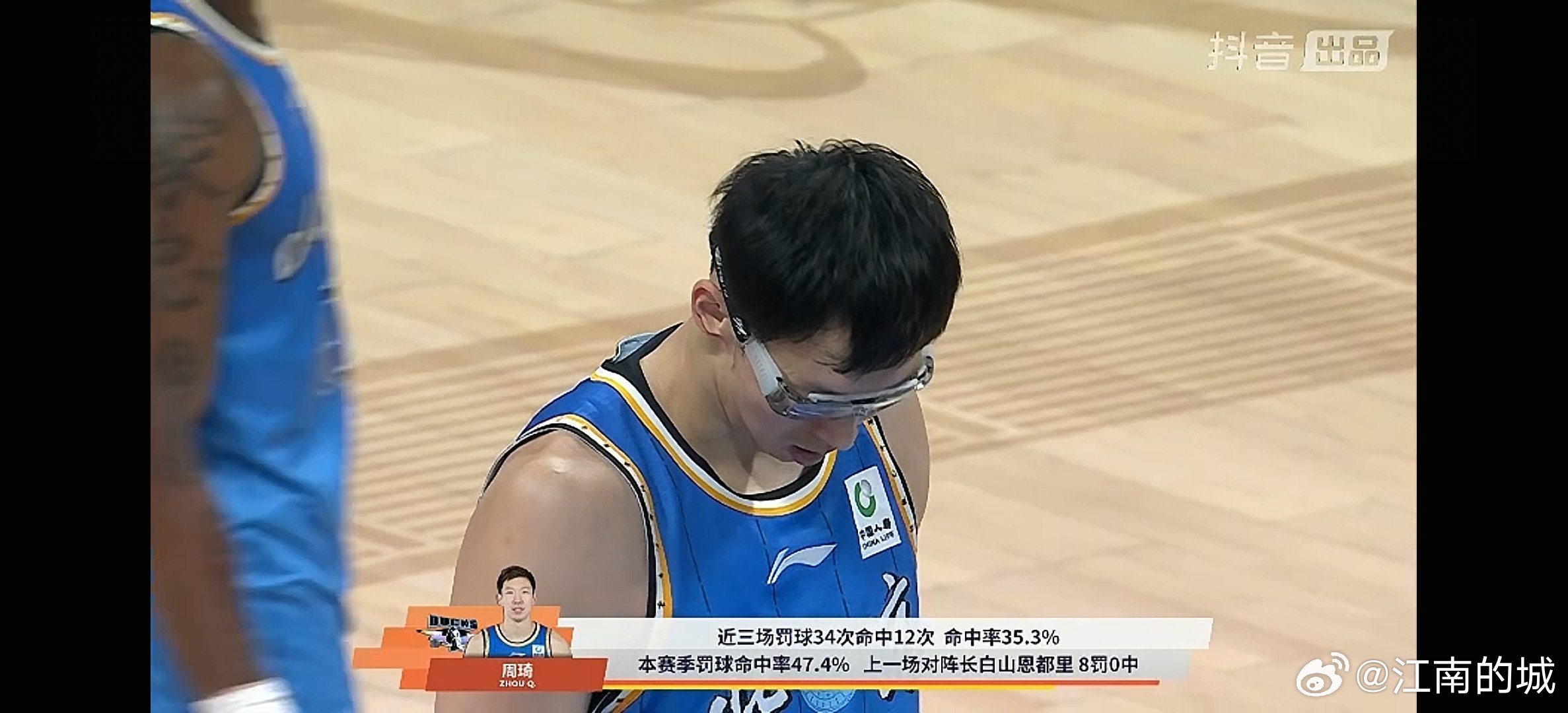 我觉得导播有点冒昧了，不应该显示这个字幕。cba