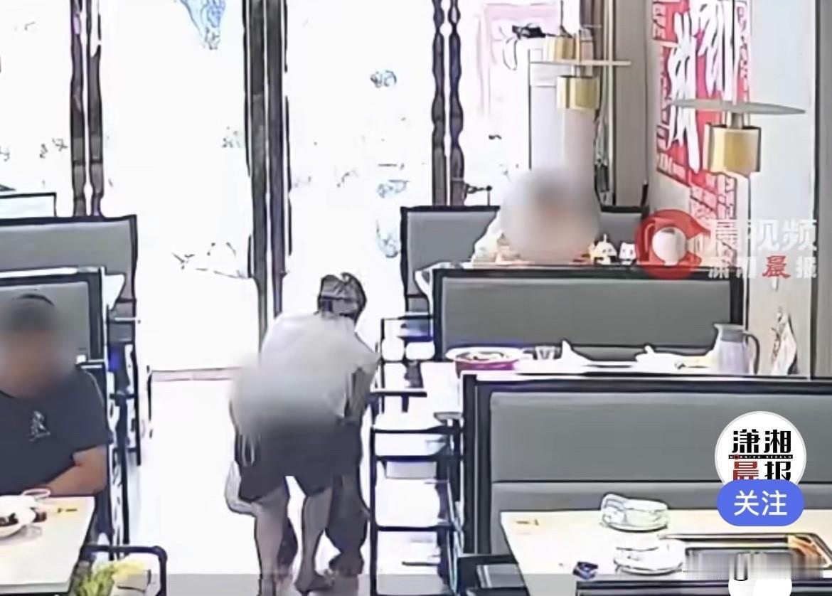 近日，江苏苏州，一家普通小饭店，
店里还有顾客正在吃饭，一名看着不是老人、身体健