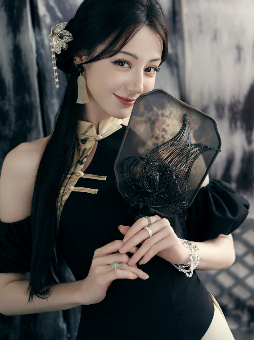 水墨光影交错，迪丽热巴挥扇半掩摄影：刘任捷 ​​​