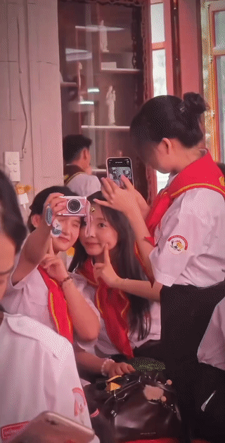 越南🇻🇳的学生也会佩戴“红领巾”？
只不过他们的红领巾和我们的红领巾稍微有点