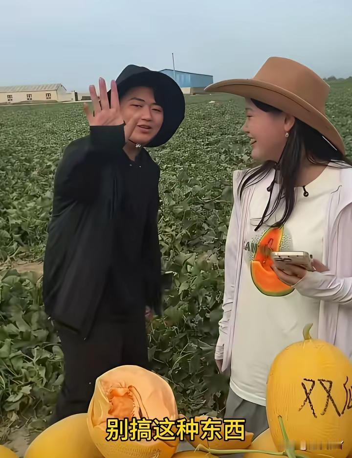 刷到全进华和张家齐同框的直播片段，越看越觉得有意思——明明是并肩站着，全进华却刻