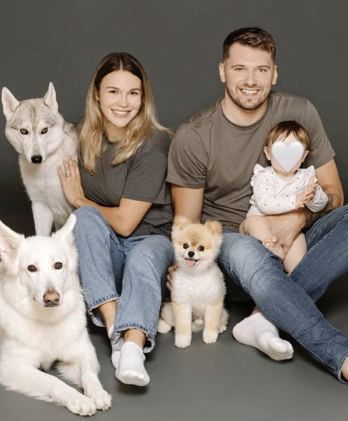 NBA：东契奇二胎得了个千金
前两天打完太阳之后的湖人球员东契奇返回斯洛文尼亚，