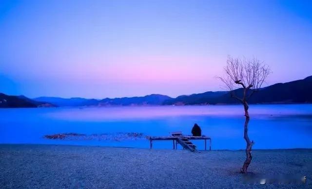 《 念奴娇·望天 》

碧空如洗，见苍穹、悠悠清风徐徐。万里无云，心自静、待寻上