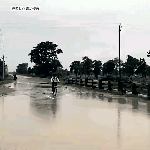 天狂必有雨，人狂必有祸！

这个司机开车太狂暴了，路面那么多积水，他不但不减速，
