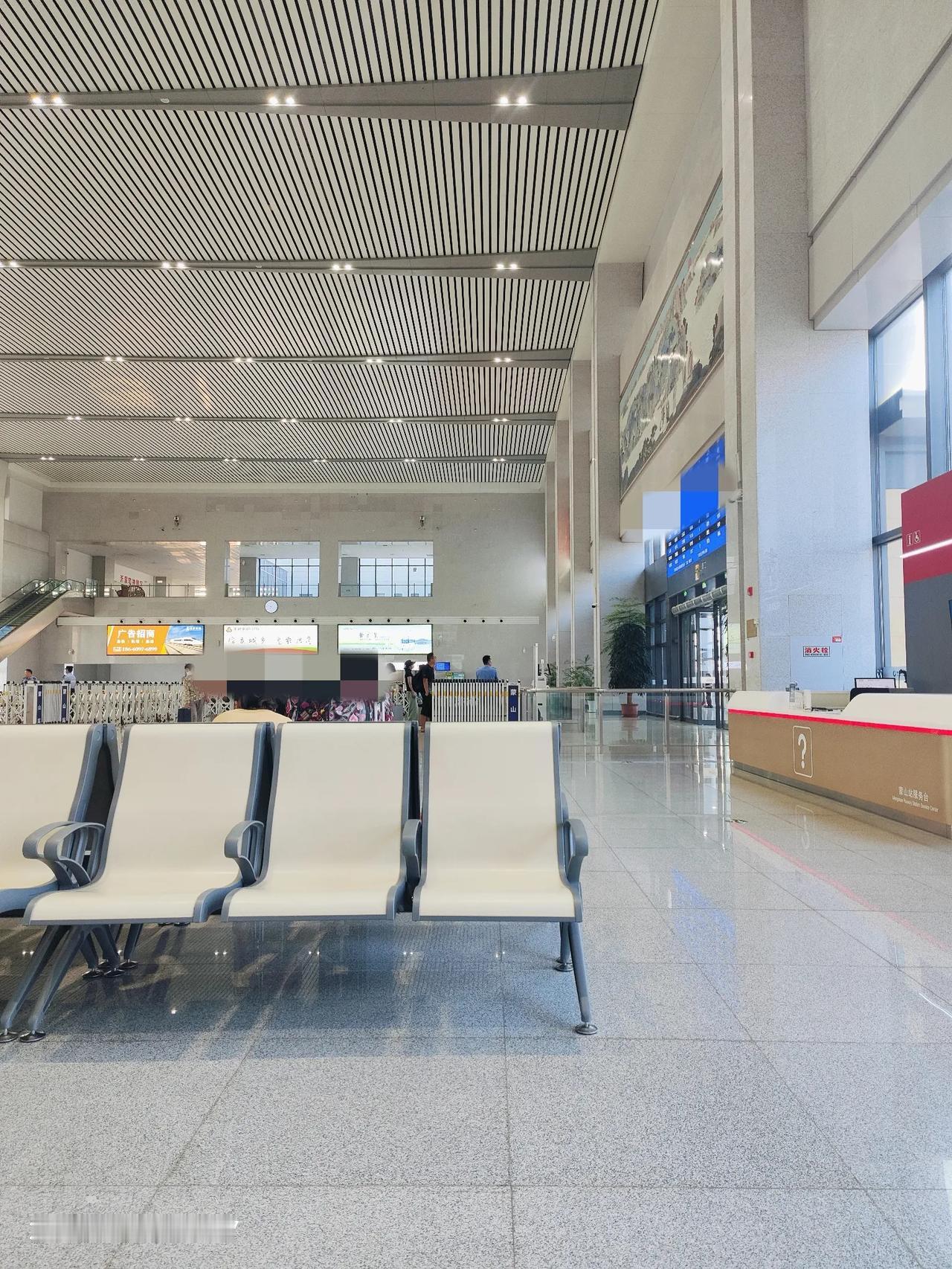 四川成都一光头男在高铁上想让年轻人让座，光头男出口就是道德绑架：“人要做好事，你