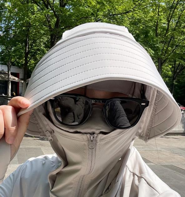 发现了吗？那些夏天出门把自己裹得严严实实的人，哪怕只是戴个帽子、穿件冰袖，几年下