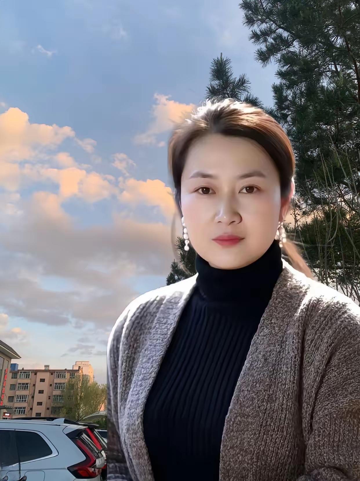 云卷云舒间，美人倚树间。