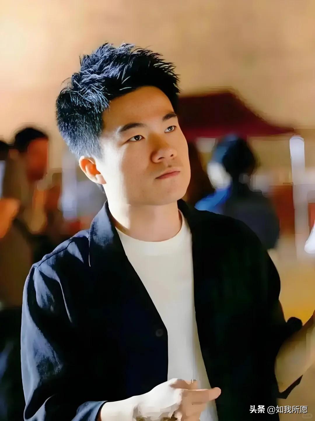 有人说董宇辉讲文化是为了割韭菜，
我就想问问：
你手机里买的课、报的班、追的博主