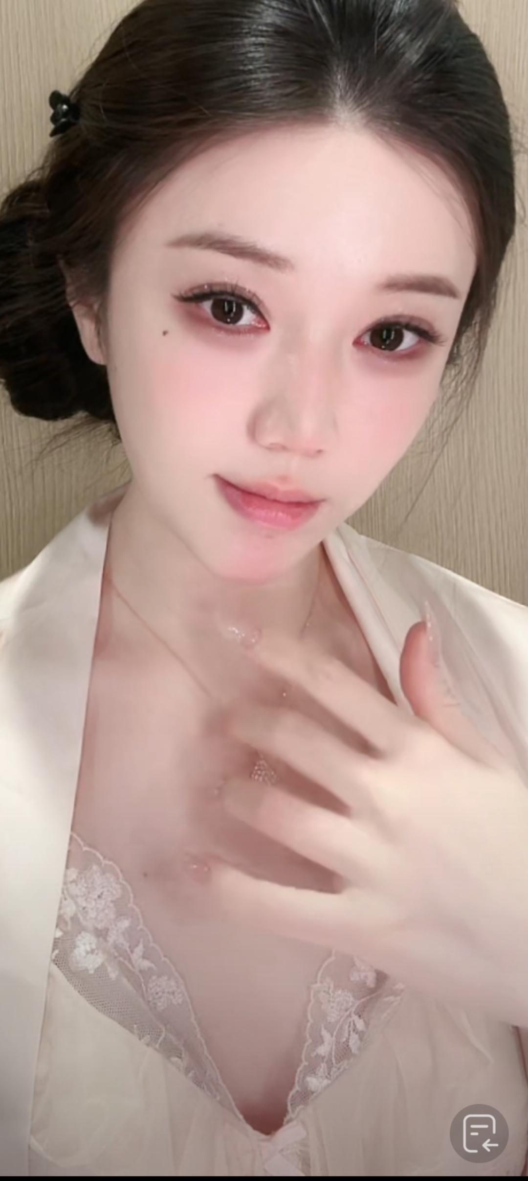 这位小姐姐在自拍呢。