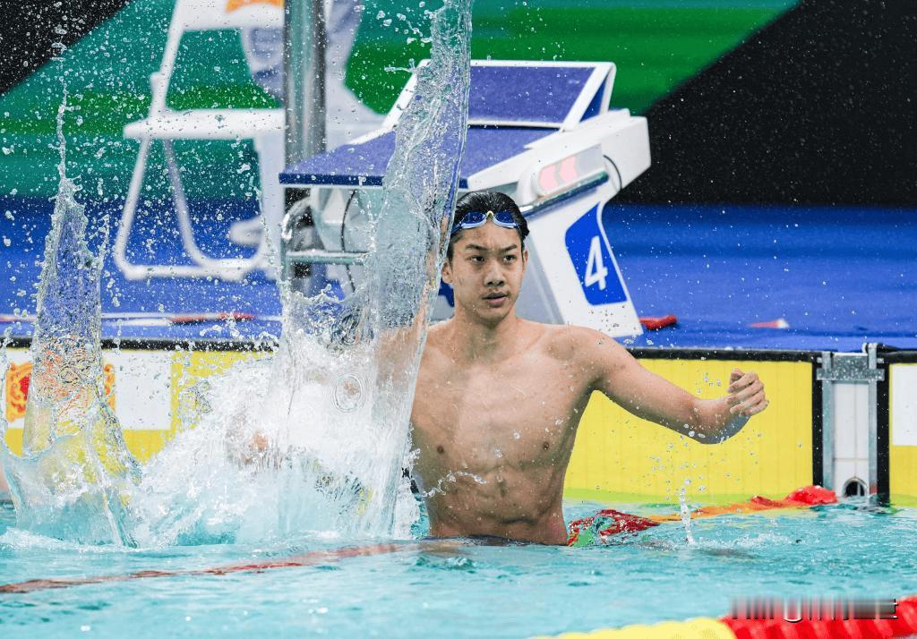 11月12日，第十五届全运会男子200米自由泳决赛，18岁山东小将张展硕以1分4