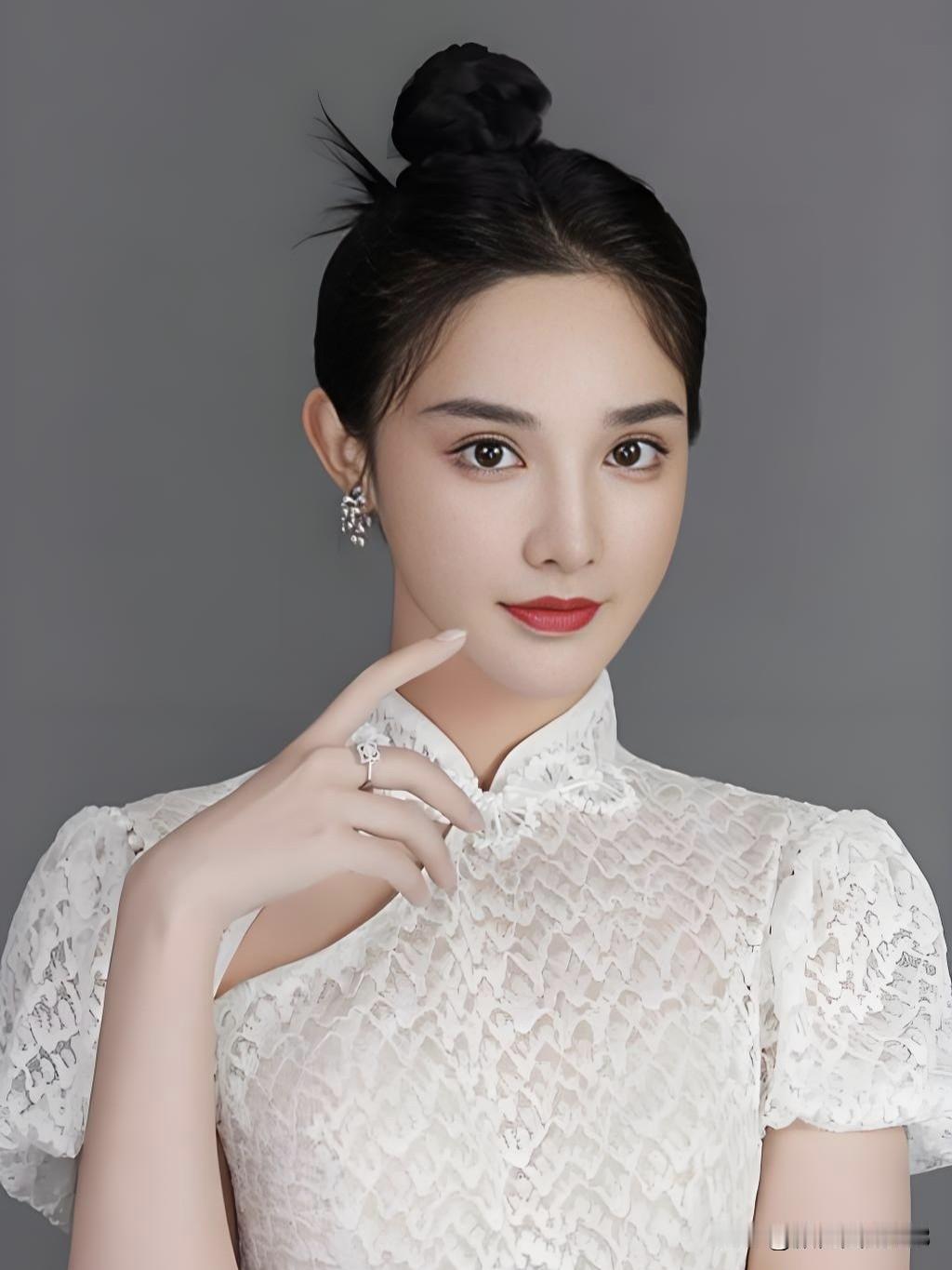 从《东宫》红衣惊鸿到主持台从容控场，彭小苒以明媚笑颜与扎实功底，在荧幕两端绽放着