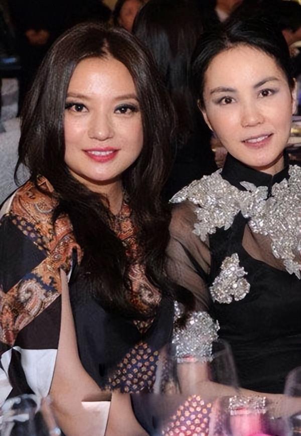 贵气逼人的一对姊妹花。王菲和赵薇一直是好闺蜜，二人这次穿搭特别相配，不相上下，不