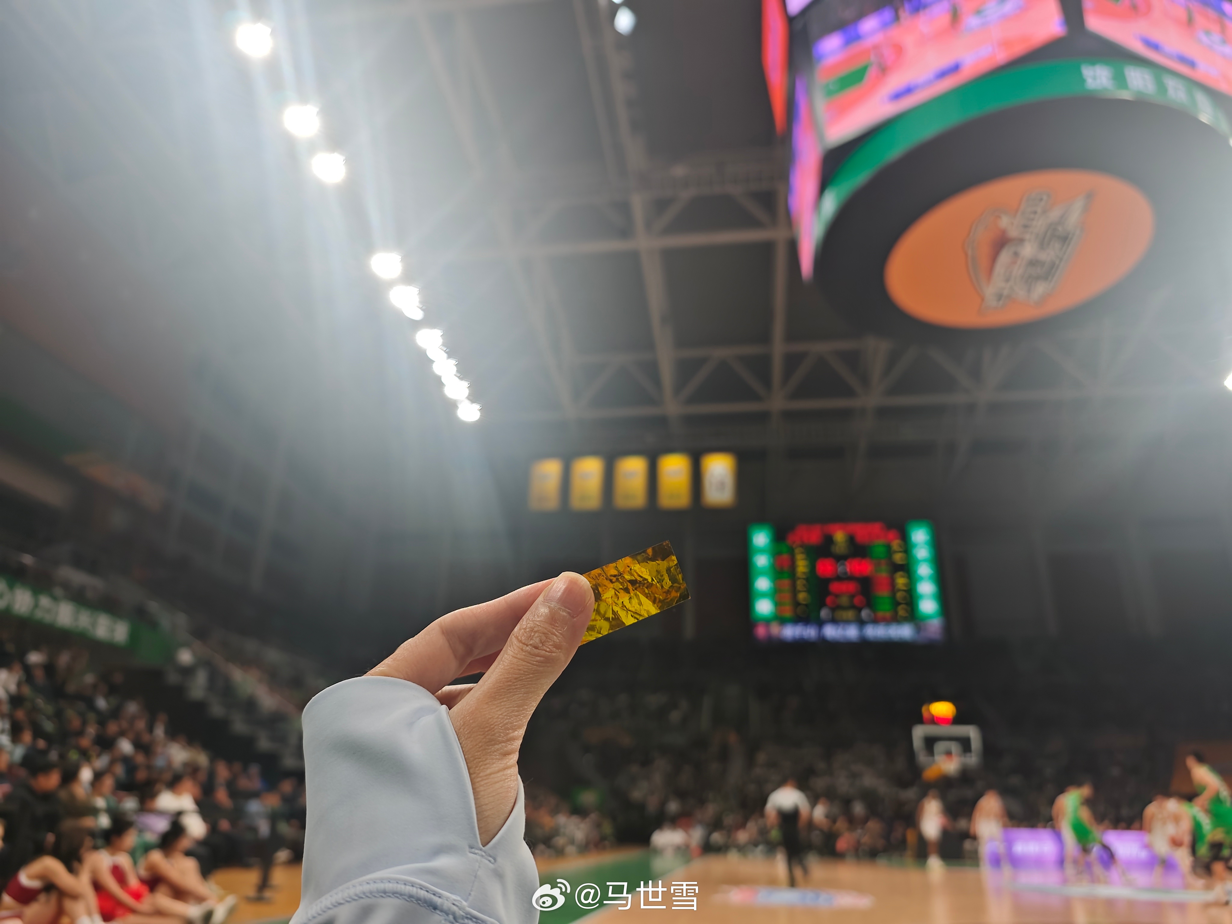 是去年夺冠夜洒落的金箔纸，当时留了几片一直放在手机壳后面，辉煌的不止是金箔纸，时