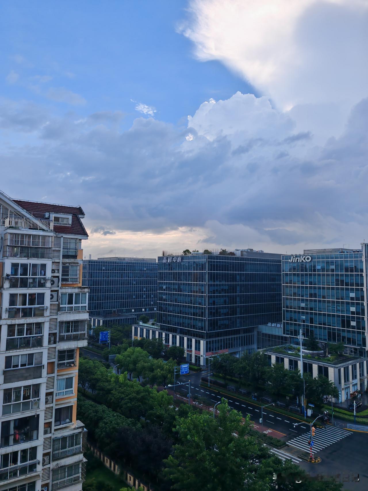 早晨五点半醒了，外边还在哗啦哗啦的下雨，心想，天气预报还是很准的啊。

在房间里