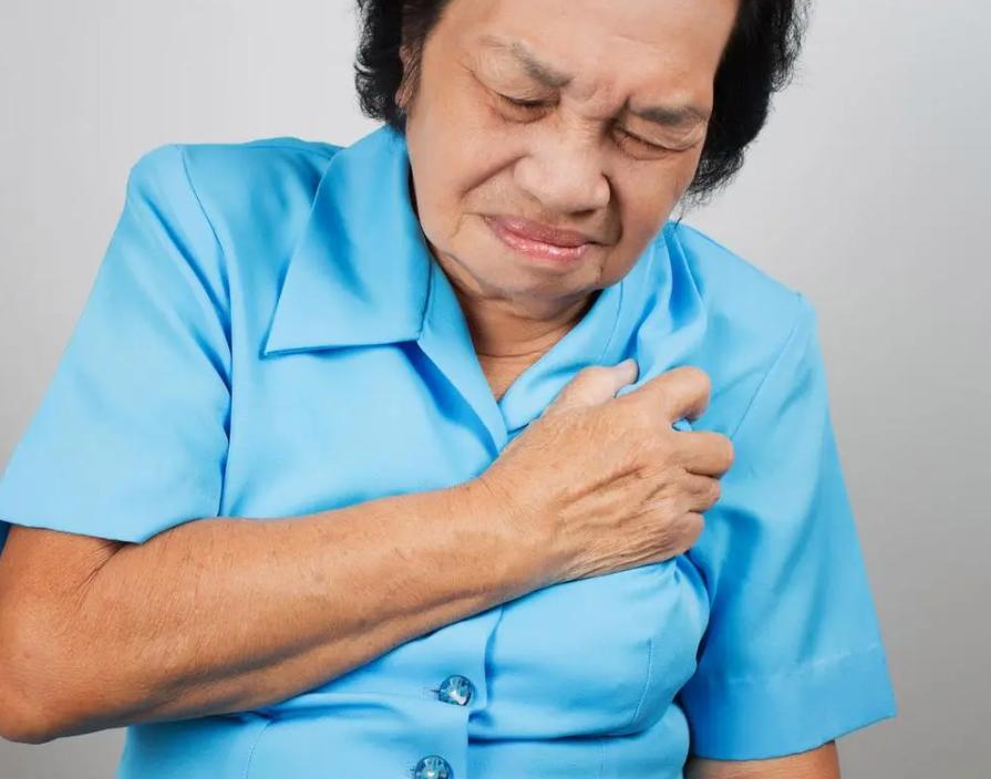 44岁女子心肌梗死，平时爱运动，从不大鱼大肉，医生：5事做太多

蔡阿姨摸着胸口