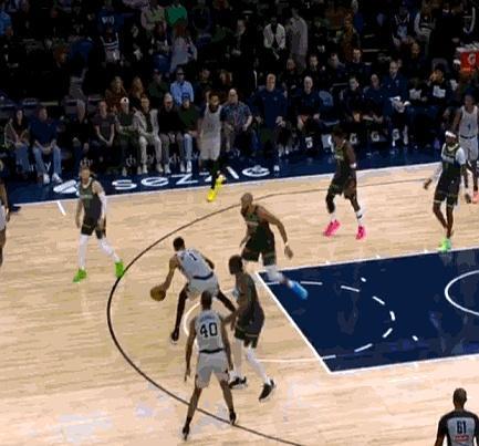 乔丹需要助跑半场的神迹，文班亚马只用了一步。
 
身高2米24，臂展2米44。