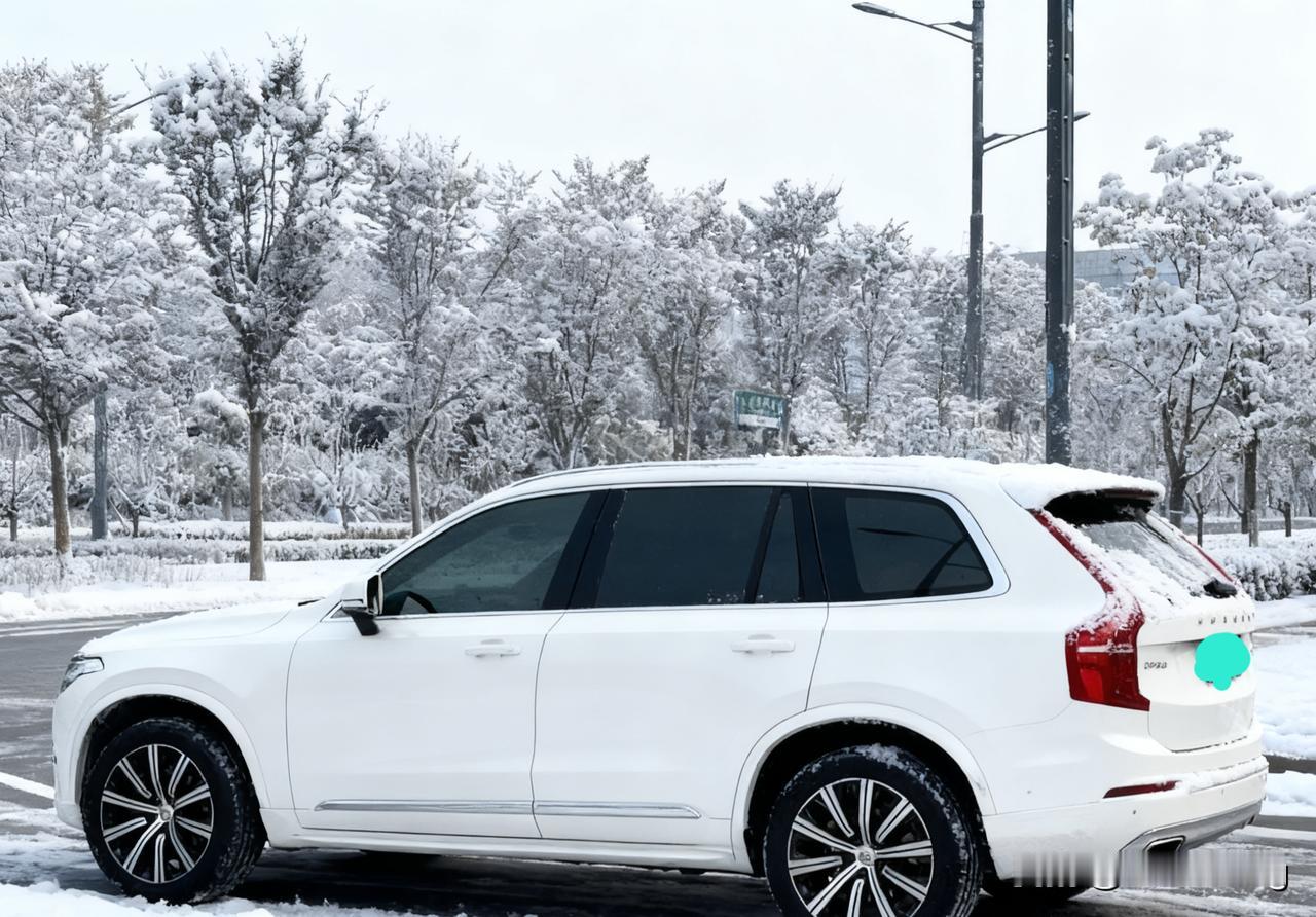 北方的冬天确实是又魔幻，又让人觉得有点梦幻，这台沃尔沃的xc90是一个我的车友群