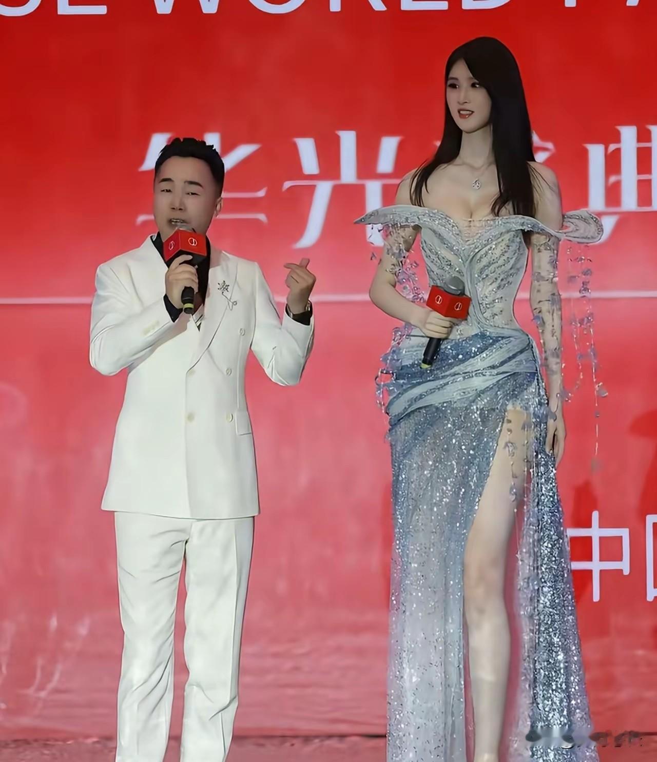 白舒这182cm往台上一站，
我第一反应不是“哇塞”，
是“这鞋跟得有15厘米吧