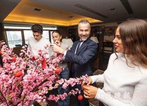 当外国人来到中国基层，他们看见的，远远不止那些传统印象中的繁忙市场、热情的摊贩和