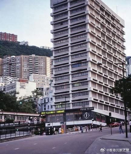 1966年 落成位於花園這33號的聖約𨌺大廈第一代，底層是山頂纜車總站第三代，