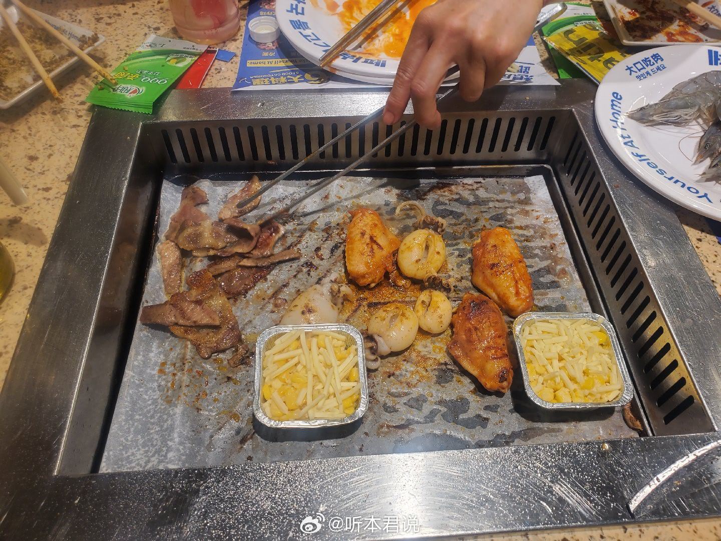 买手机路过一家韩式烧烤，感觉味道不错，老板也很热情，亲自帮我们烤肉。 