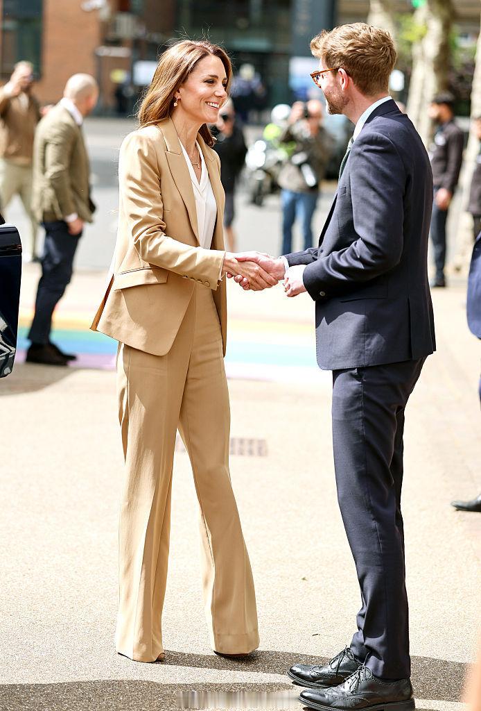 凯特王妃宣传幼儿成长指南【新照1】2026年5月6日，威尔士王妃现身东伦敦大学，