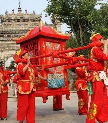 明朝时，江西抚州出了一件怪事。当地大户郭家娶亲，新娘子竟然在花轿里大便失禁，一时