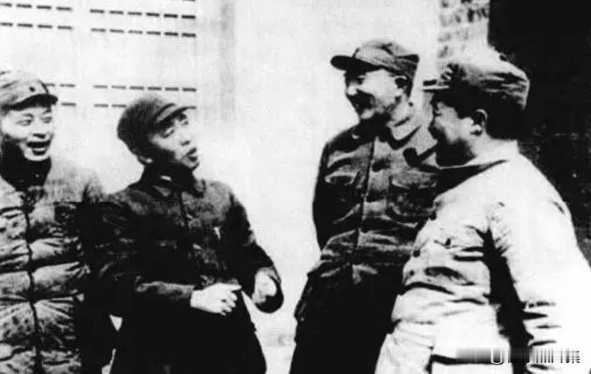 1949年3月，在西柏坡召开的七届二中全会期间合影。左起:中共中央晋绥分局书记、