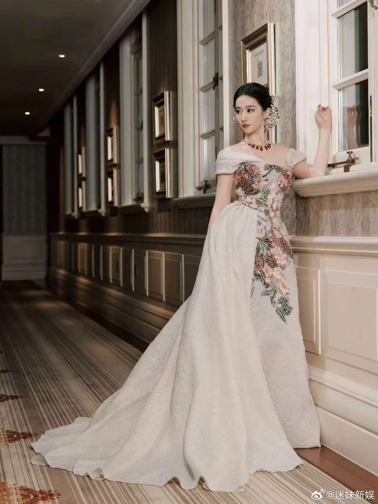 刘亦菲抹胸繁花裙刘亦菲宫廷女王刘亦菲宫廷女王，簪花盘发，[抱一抱][抱一抱][抱