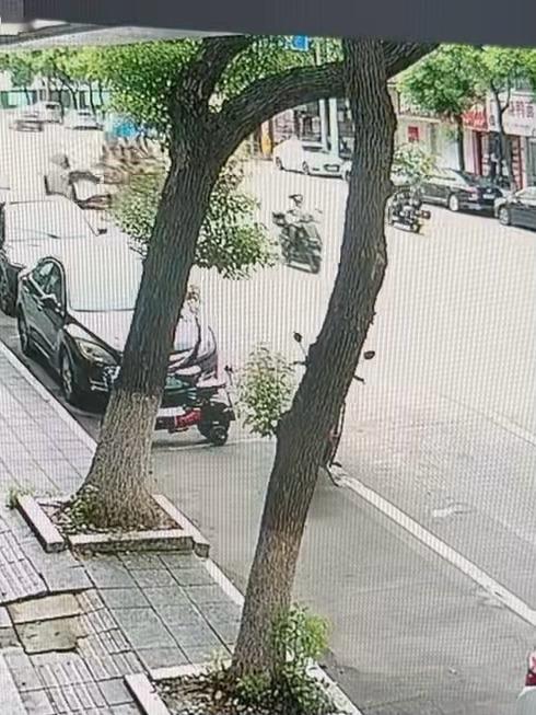 8月25宁波一辆小车失控系因司机突发疾病 宁波交警通报今日宁波发生的一起交通事故