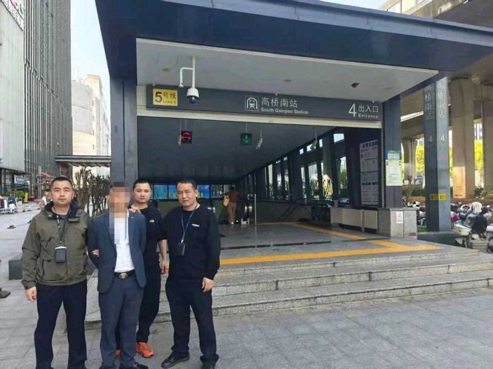 长沙这事儿太让人无语了！一男子在地铁上猥亵女乘客，还好被人拍了下来。当事女子当时